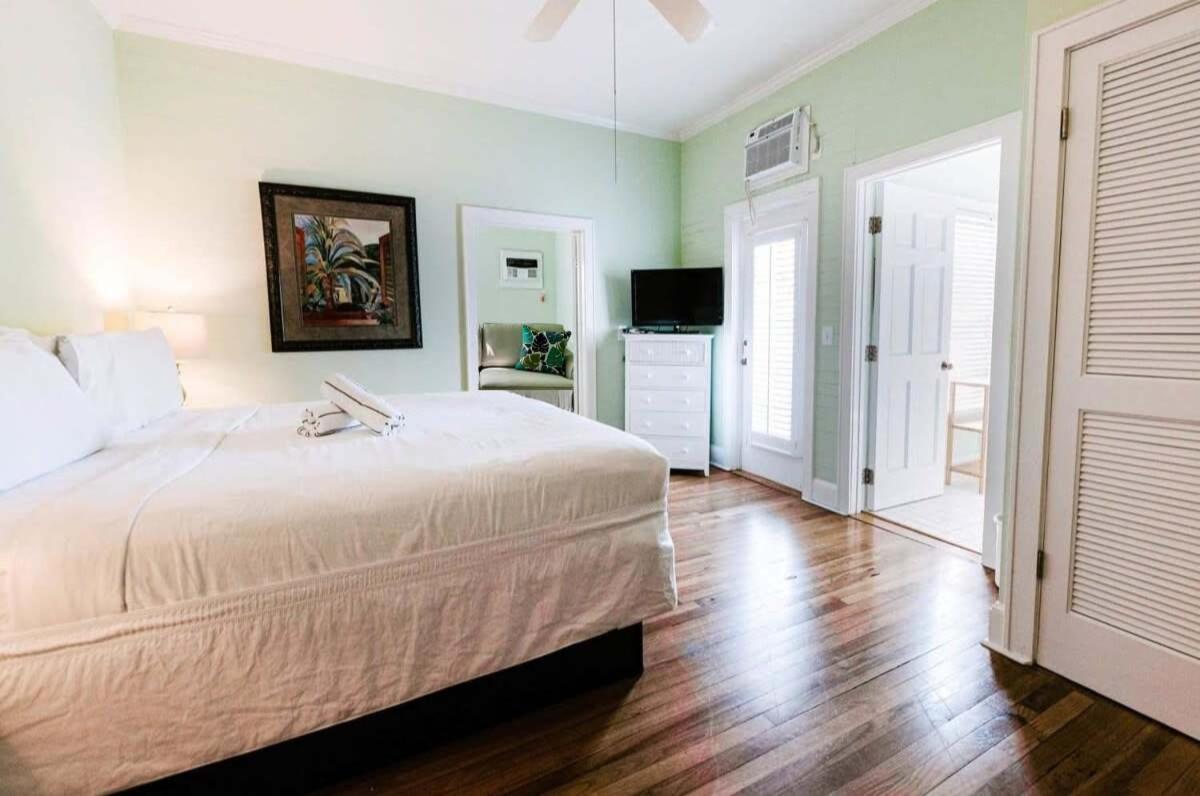 קי וסט Deluxe King With Balcony - At James House With Parking! מראה חיצוני תמונה