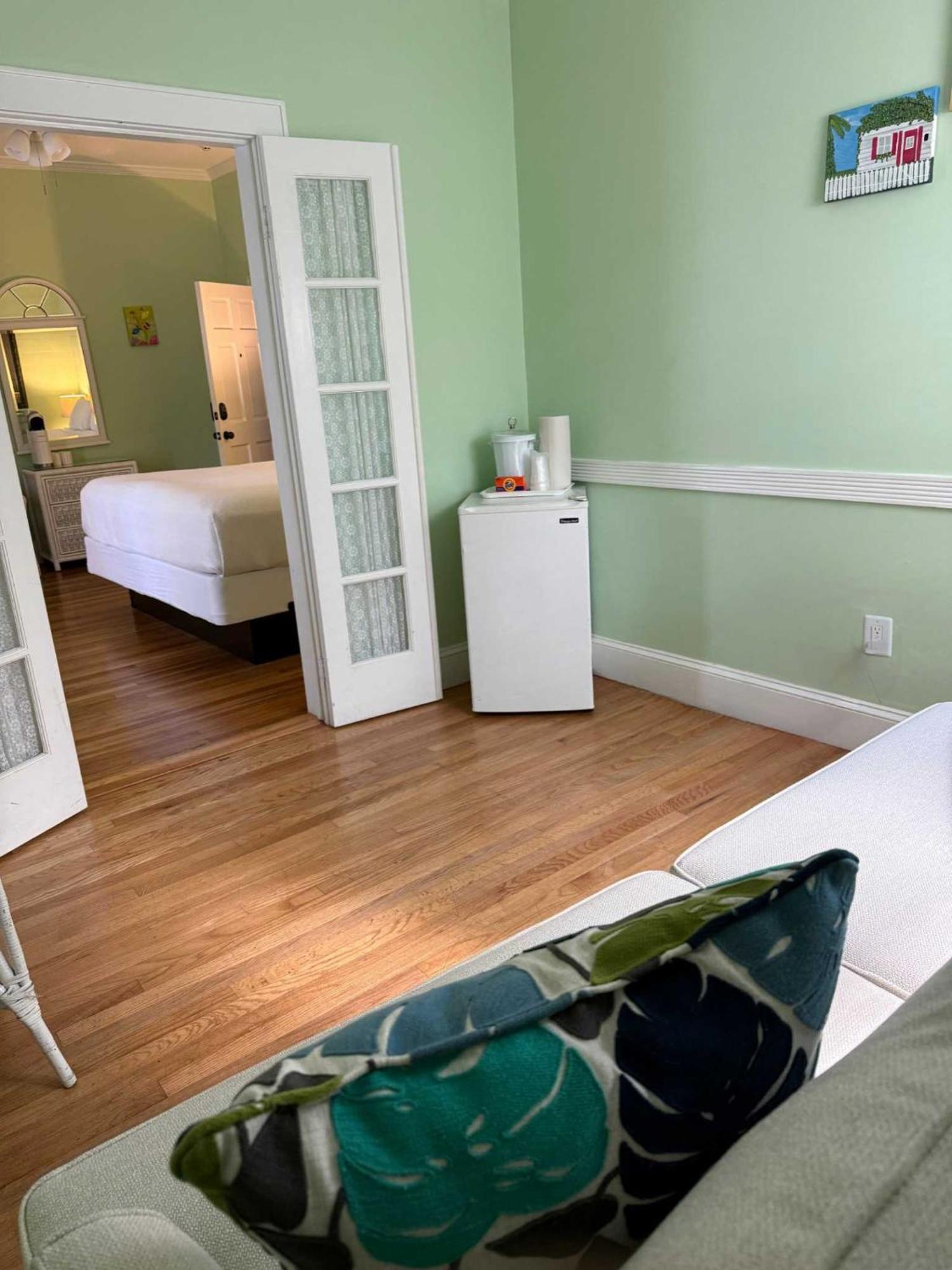 קי וסט Deluxe King With Balcony - At James House With Parking! מראה חיצוני תמונה